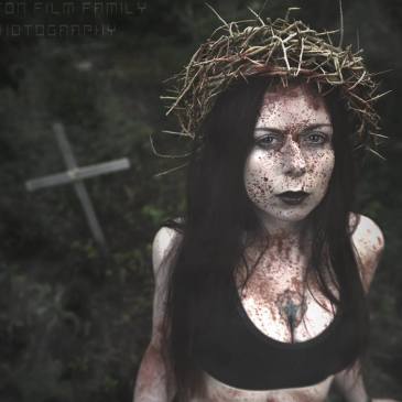 redhead fetish model leila hazlett in horror photo with fake blood in a grave wearing a crown of thorns